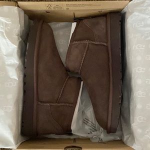 Brand new, never worn, classic ultra mini UGGs in burnt cedar. Size 7